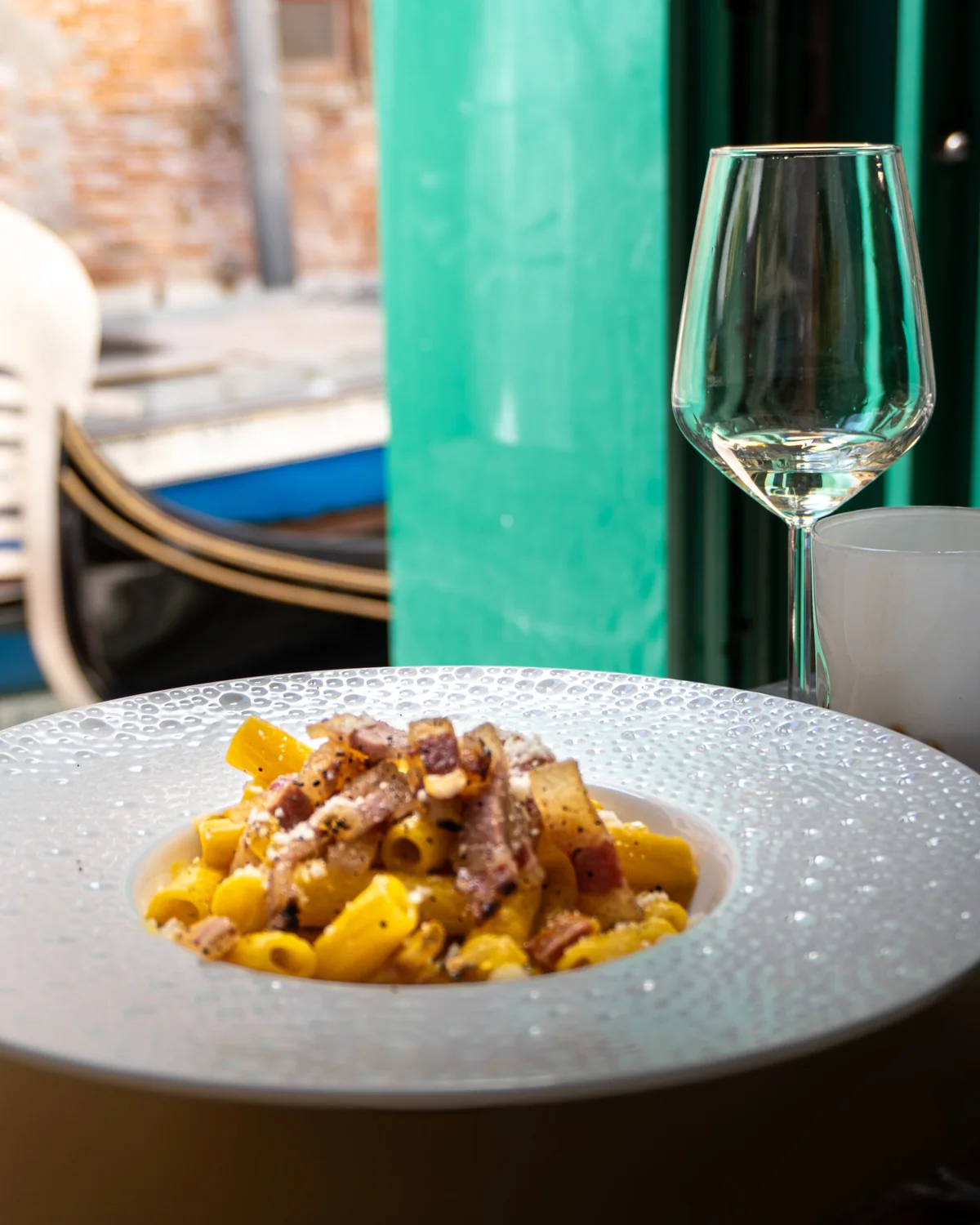 Maccheroni carbonara su cialda di pecorino a La Vida, Venezia